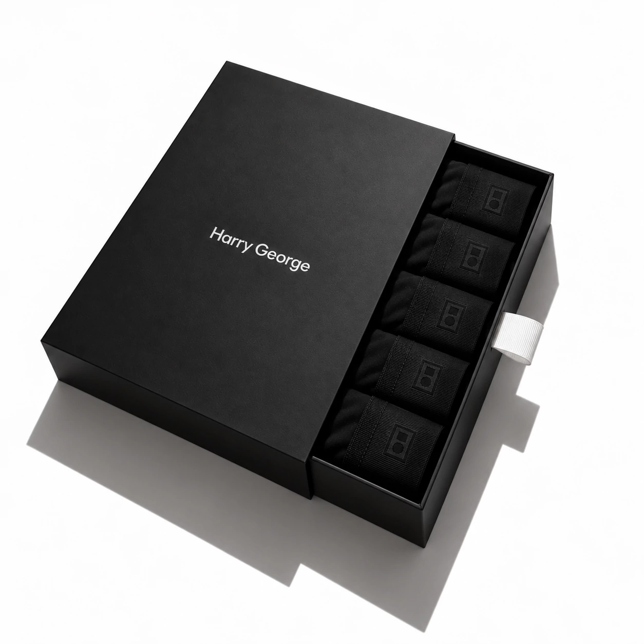 Boxer long Ton-sur-ton 4” (lot de cinq) noir, pliés dans un coffret Harry George ouvert